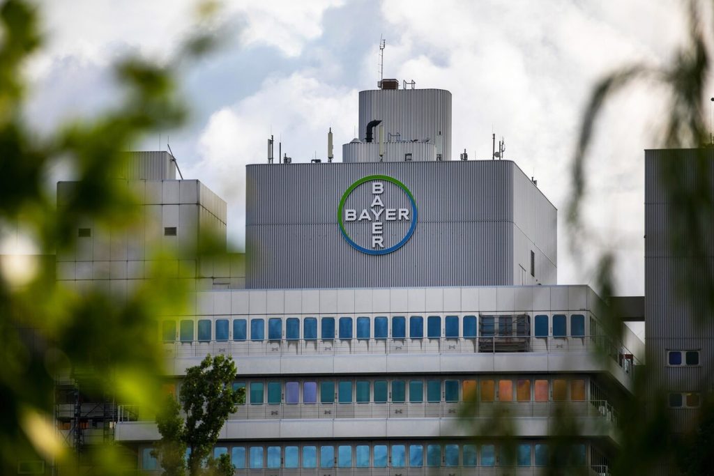 Новият главен изпълнителен директор на Bayer ще съкрати мениджърски позиции в опит за обрат