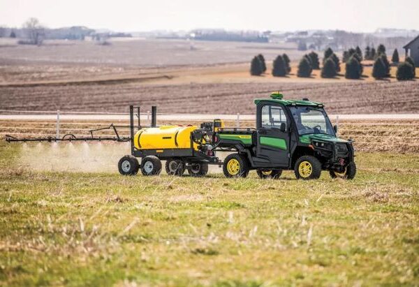 John Deere пуска нови превозни средства Gator