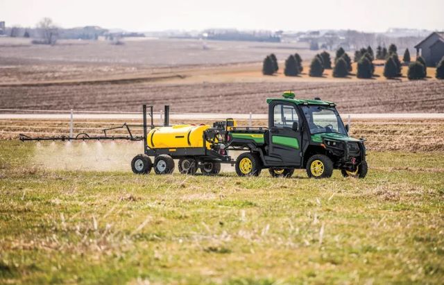 John Deere пуска нови превозни средства Gator