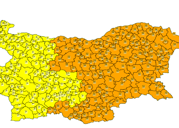 В цялата страна са обявени жълт и оранжев код за обилни валежи и силни ветрове