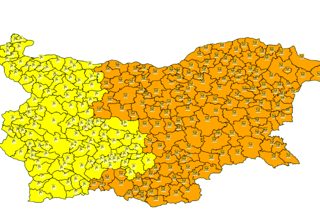 В цялата страна са обявени жълт и оранжев код за обилни валежи и силни ветрове