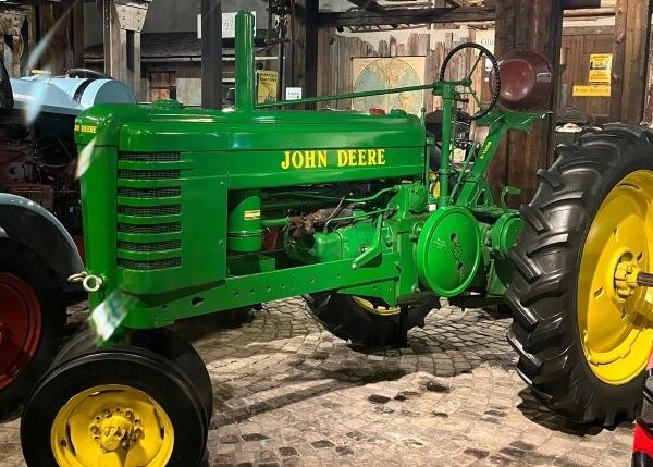 Трактор John Deere B