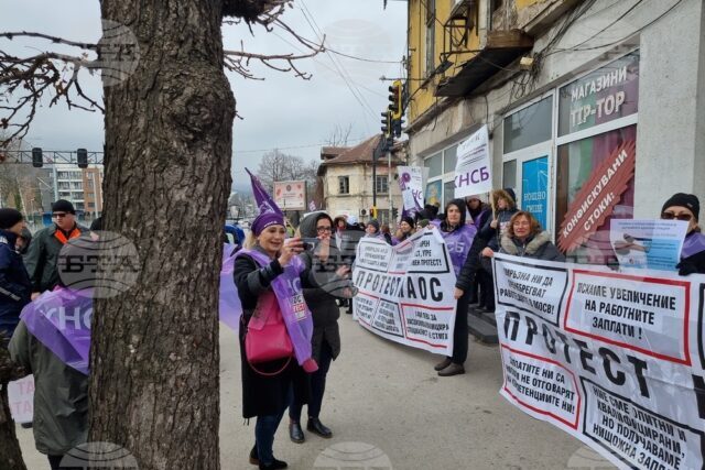 Работещи в структури към Министерството на околната среда и водите блокираха кръстовище в София